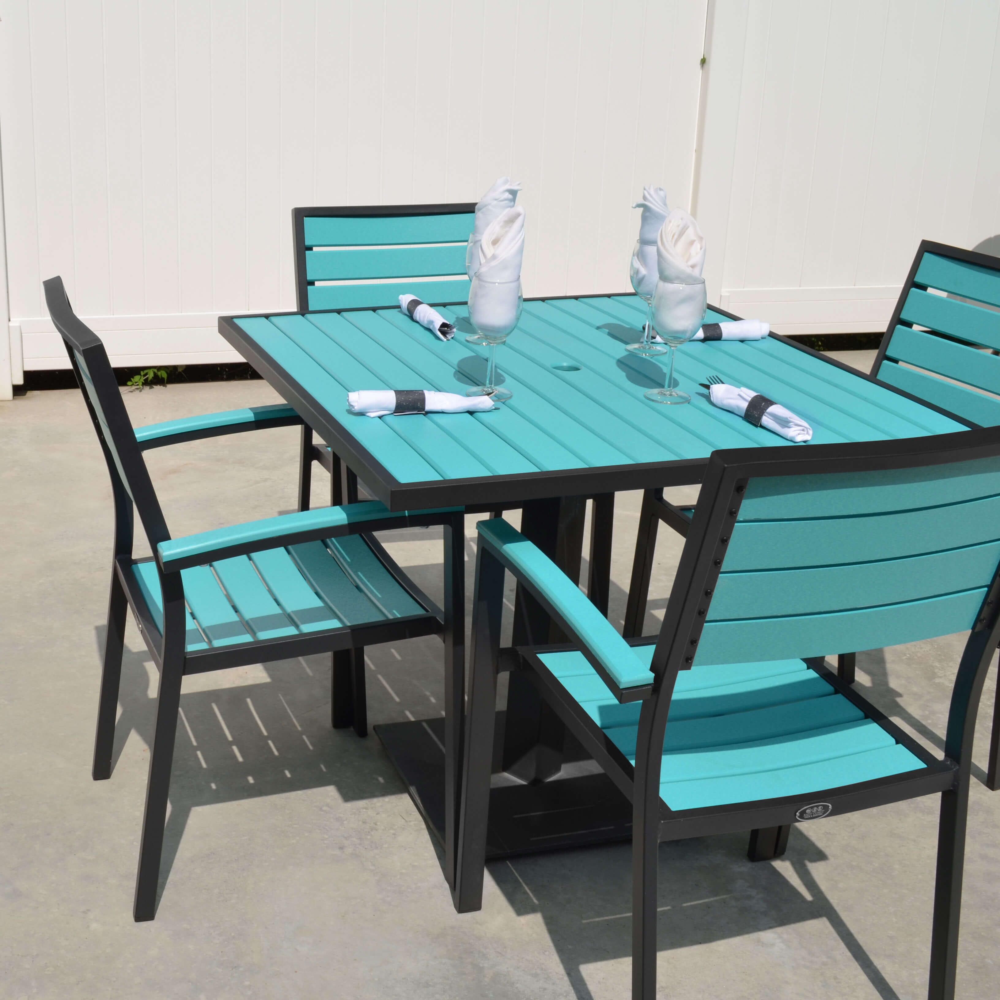 The Perks of Using Poly Lumber & Metal Hybrid Furniture on Your Restaurant’s Patio