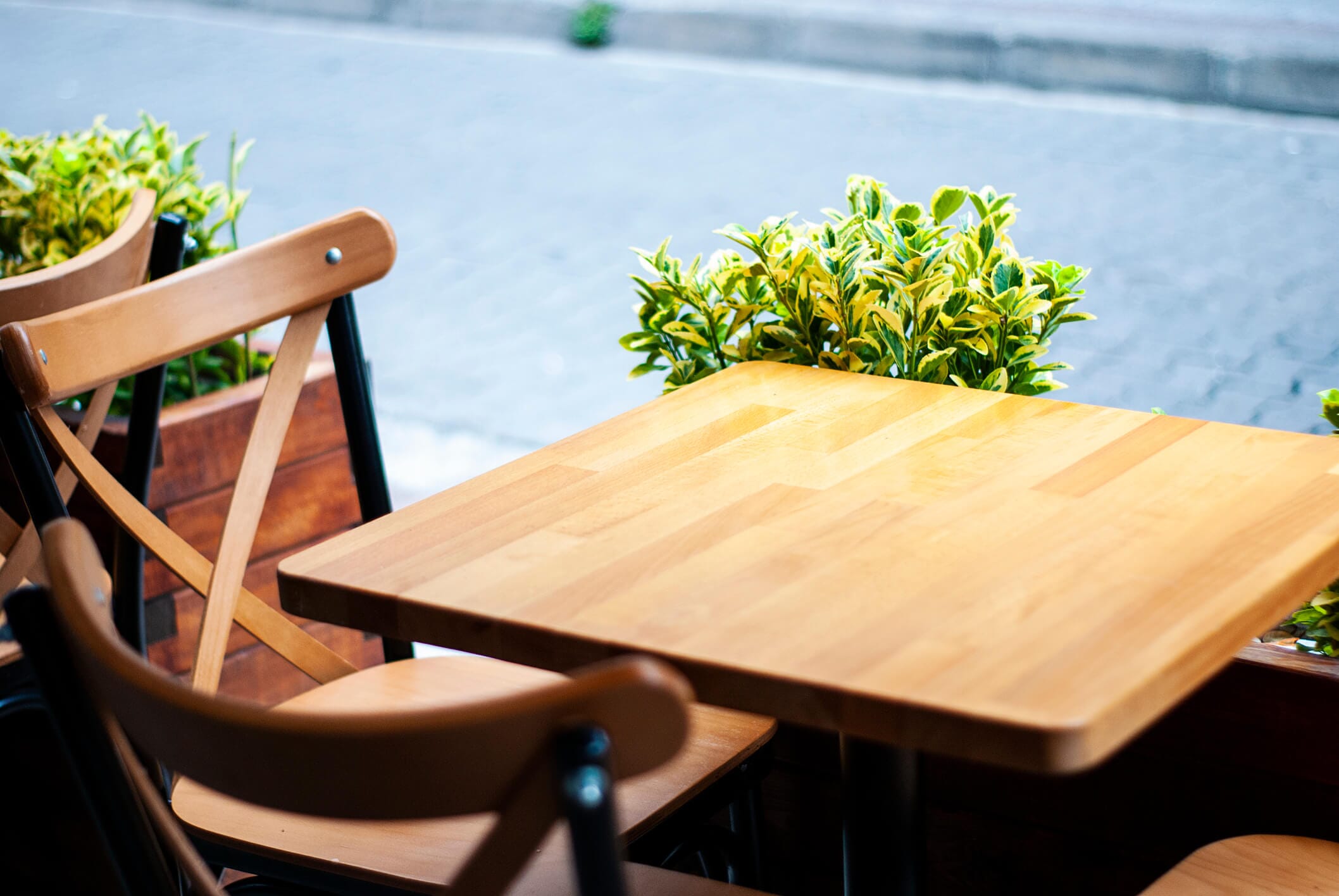 The Big 3 Reasons You Should Not Use Indoor Furniture on Your Restaurant’s Patio